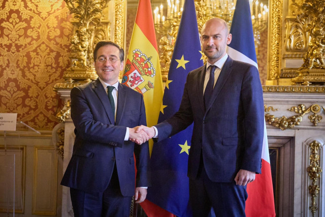 El ministro de Asuntos Exteriores, José Manuel Albares, se reúne con su homólogo francés, Jean-Noël Barrot, en París