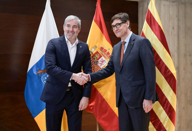 El presidente de Canarias, Fernando Clavijo, y el presidente de la Generalitat de Cataluña, Salvador Illa, en un encuentro este viernes en Presidencia del Gobierno de Santa Cruz de Tenerife