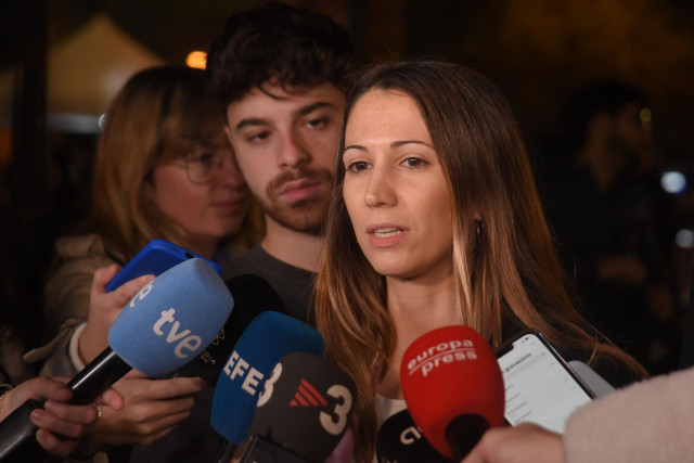 Archivo - La secretaria de Organización de Junts, Judith Toronjo, ofrece declaraciones a los medios de comunicación antes de que comience la manifestación por el 25N de la plataforma 'Novembre Feminista', a 25 de noviembre de 2024, en Barcelona, Catlunya