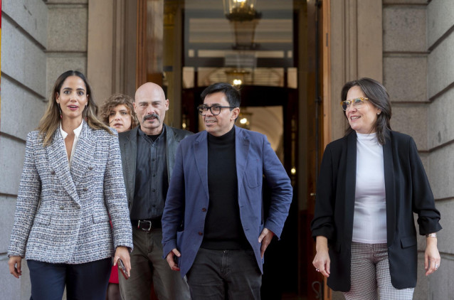 Archivo - Los diputados de Sumar en el Congreso, Tesh Sidi (i) y Txema Guijarro (2i), y el secretario primero de la Mesa del Congreso y diputado de Sumar, Gerardo Pisarello (2d), a 6 de diciembre de 2024, en Madrid (España).