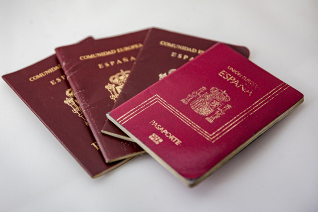 Archivo - Varios pasaportes españoles