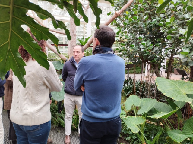 El delegado de Urbanismo, Medio Ambiente y Movilidad, Borja Carabante, durante la visita al Palacio de Cristal de Arganzuela.