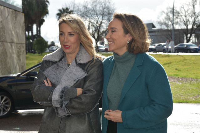 La secretaria general del PP, Cuca Gamarra, y la presidenta del PP de Extremadura, María Guardiola, a su llegada al encuentro Intermunicipal del PP de Extremadura