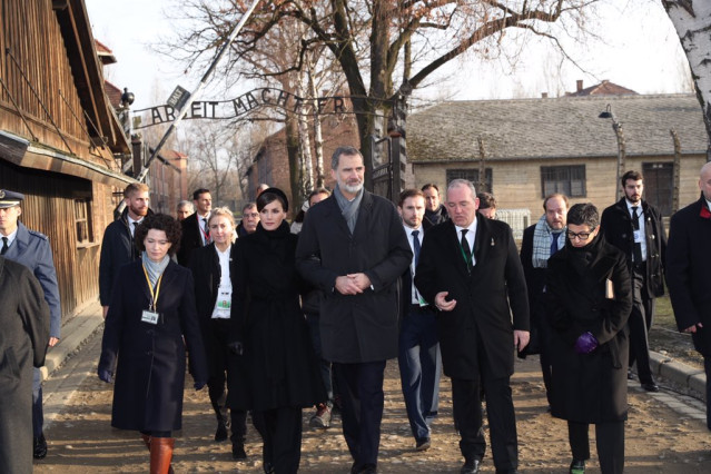 Archivo - Los Reyes Felipe VI y Letizia durante la conmemoración del 75º aniversario de la liberación del campo de concentración y exterminio de Auschwitz-Birkenau, en Polonia a 27 de enero de 2020