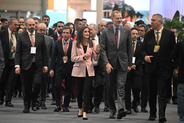 (I-D) El presidente del Senado, Pedro Rollán; el alcalde de Madrid, José Luis Martínez-Almeida; la Reina Letizia; el Rey Felipe VI y el presidente de IFEMA, José Vicente de los Mozos, durante la inauguración de la 45ª.