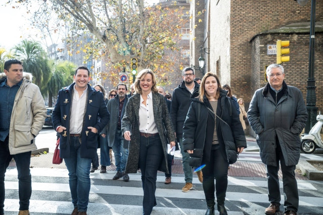 La portavoz del Gobierno y ministra de Educación, Pilar Alegría (c), a su llegada a una rueda de prensa, en la sede del PSOE de Aragón, a 24 de enero de 2025, en Zaragoza, Aragón (España).