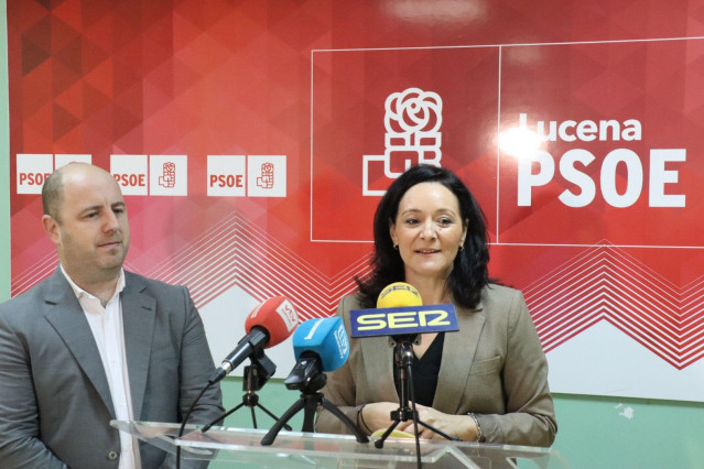 Rafi Crespín, junto a Jacob Lorenzo, en la sede del PSOE de Lucena.