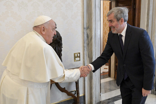 Archivo - El Papa Francisco (i) recibe al presidente de Canarias, Fernando Clavijo (d), en la Biblioteca privada del Palacio Apostólico del Vaticano en enero de 2024