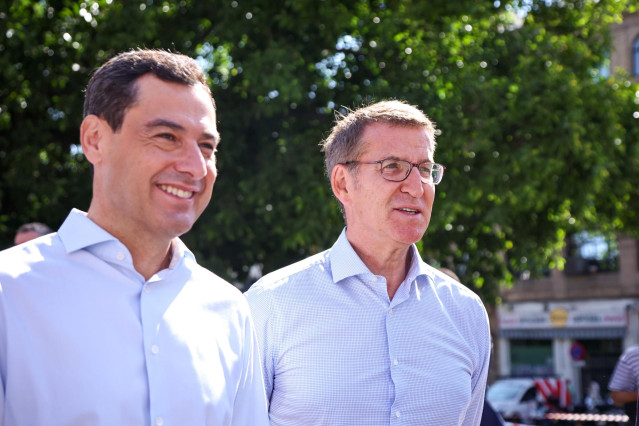 Archivo - Alberto Núñez Feijóo  (d) junto al presidente de la Junta y del PP-A, Juanma Moreno, (i),  en una fotografía de archivo