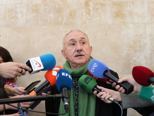 El secretario general de UGT, Pepe Álvarez, atiende a los medios durante la reunión de la mesa de diálogo social