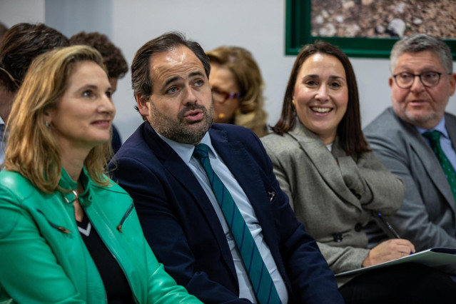 El presidente del Partido Popular de Castilla-La Mancha, Paco Núñez, la vicesecretaria nacional de Desarrollo Sostenible del PP, Paloma Martín, y la portavoz regional del PP y portavoz del Grupo Municipal Popular en Illescas, Alejandra Hernández.