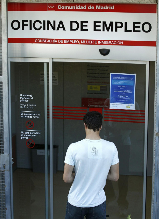 Archivo - Un joven entrando a una oficina de empleo