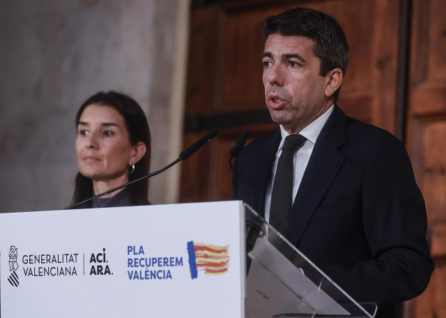 El presidente de la Generalitat Valenciana, Carlos Mazón, y la consellera de Hacienda y Economía, Ruth Merino, en rueda de prensa en el Palau de la Generalitat
