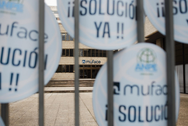 Varias personas durante una concentración, frente a la sede central de MUFACE, a 22 de enero de 2025, en Madrid (España).