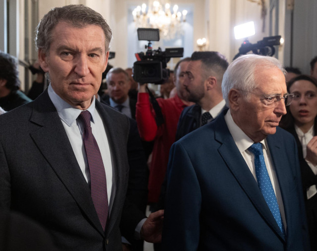 El presidente del Partido Popular, Alberto Núñez Feijóo (c) y el presidente de la ciudad autónoma de Melilla, Juan José Imbroda (d), llegan a un desayuno informativo organizado por Nueva Economía Fórum, en el Hotel Mandarin Oriental Ritz, a 28 de enero de