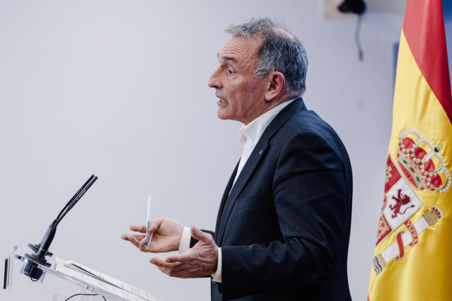El portavoz parlamentario de IU y diputado de Sumar, Enrique Santiago, durante una rueda de prensa en el Congreso de los Diputados, a 21 de enero de 2025, en Madrid (España).