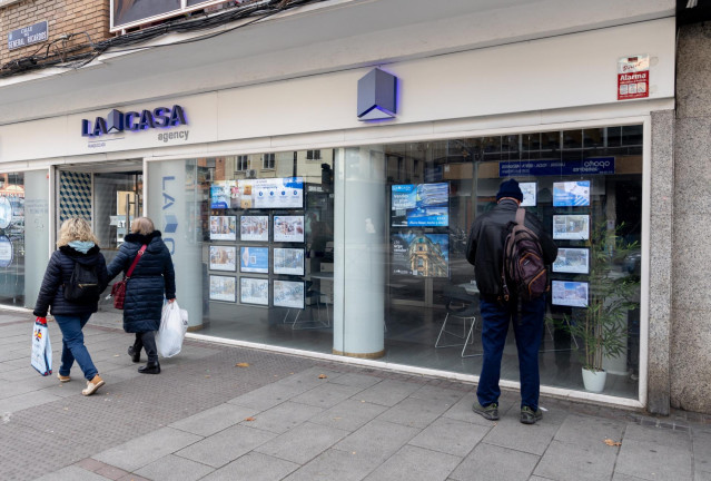Anuncios en una inmobiliaria, a 9 de enero de 2024, en Madrid (España).