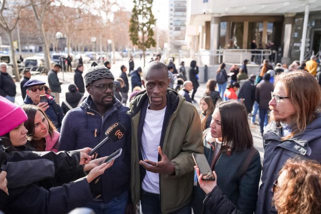 El secretario de antirracismo de Podemos, Serigne Mbayé(c), junto a la secretaria general de Podemos, Ione Belarra(1i), y la eurodiputada, Irene Montero(1d), en los Juzgados de Plaza de Castilla, a 28 de enero de 2025, en Madrid (España).