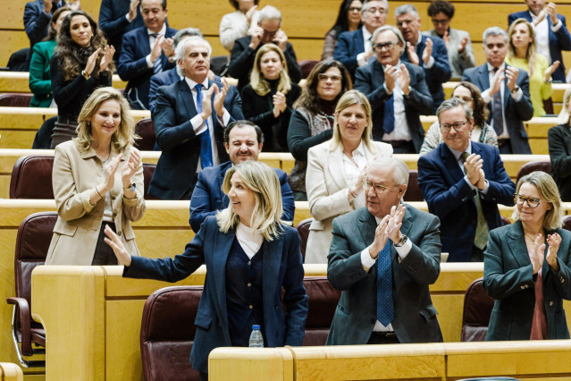 Los senadores populares aplauden a la portavoz del PP en el Senado, Alicia García, durante una sesión plenaria extraordinaria, en el Senado, a 28 de enero de 2025, en Madrid (España).  El Senado celebra un pleno extraordinario para debatir y votar una moc