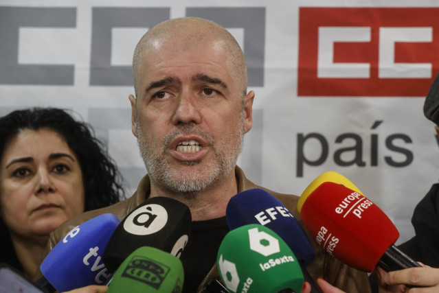 El secretario general de CCOO, Unai Sordo, en declaraciones a los medios en València