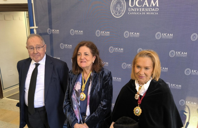 El presidente de la Cámara de Comercio de España, José Luis Bonet, acompañado por la presidenta de la UCAM, María Dolores García (en el centro) y de la rectora de la UCAM, Josefina García (a la derecha)
