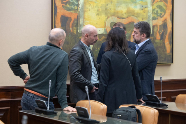 Archivo - El presidente de la comisión de investigación del Congreso sobre los atentados del 17A, Txema Guijarro, conversa con varios portavoces de la misma.