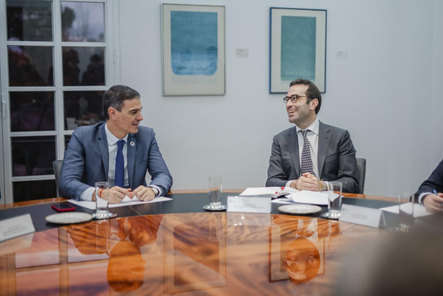 Archivo - El presidente del gobierno, Pedro Sánchez y el ministro de Economía, Carlos Cuerpo.