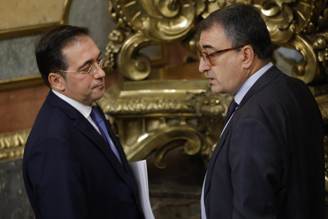 Archivo - El ministro de Asuntos Exteriores, José Manuel Albares, charlando con el portavoz del PNV en el Congreso, Aitor Esteban (d), durante una sesión plenaria