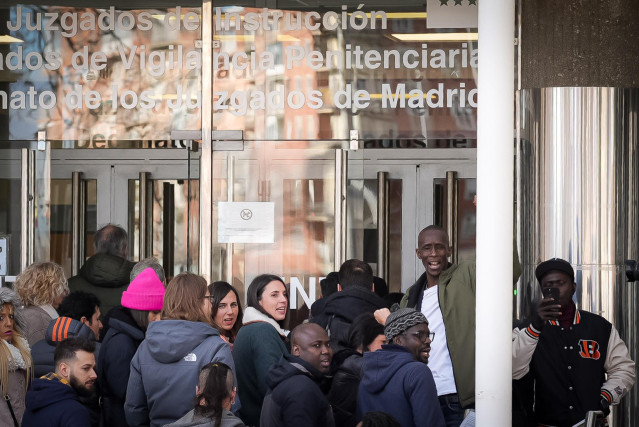 El secretario de antirracismo de Podemos, Serigne Mbayé, junto a la secretaria general de Podemos, Ione Belarra, y la secretaria política de Podemos, Irene Montero, a su entrada a declarar a los Juzgados de Plaza de Castilla