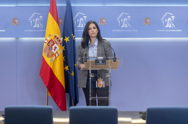 La portavoz de VOX en el Congreso, Pepa Millán (c), durante una rueda de prensa en el Congreso de los Diputados, a 28 de enero de 2025, en Madrid (España).