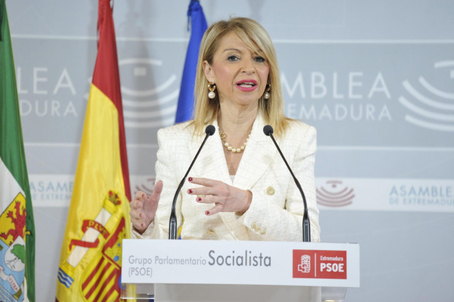 La portavoz del Grupo Socialista, Piedad Álvarez, durante una rueda de prensa para valorar los datos de la EPA.