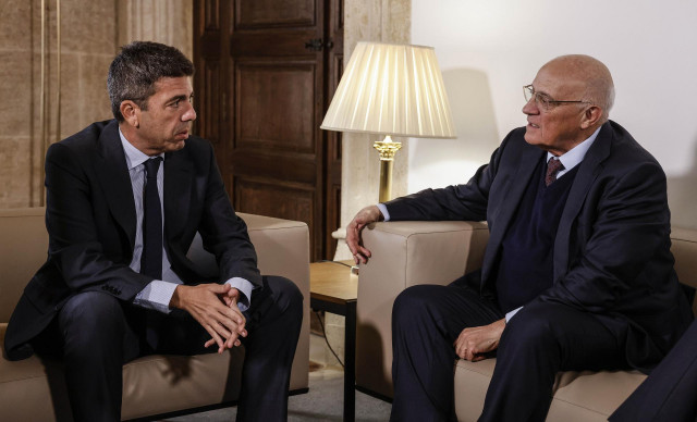 El presidente de la Generalitat, Carlos Mazón (i), se reúne con el presidente del Banco Sabadell, Josep Oliu, a 28 de enero de 2025, en Valencia