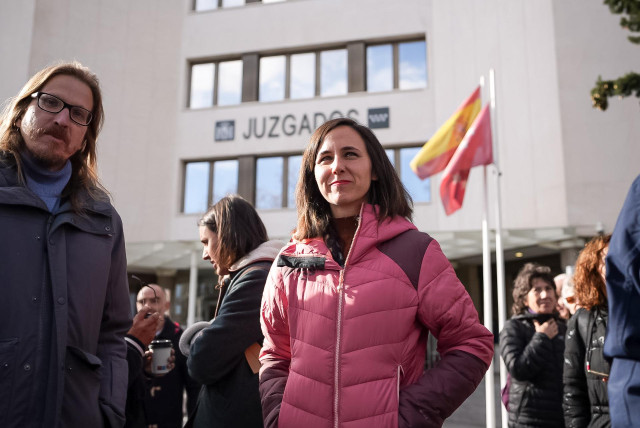 (I-D) La secretaria general de Podemos, Ione Belarra, a su llegada, a los Juzgados de Plaza de Castilla, a 28 de enero de 2025, en Madrid (España).