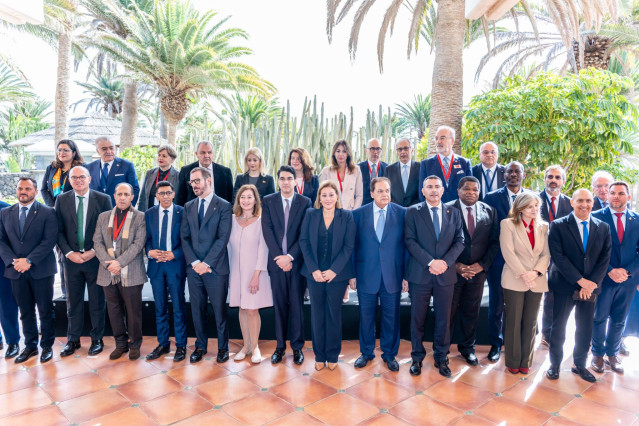 Foto de familia, la presidenta del Congreso de los Diputados, Francina Armengol (c), junto a los asistentes al encuentro de representantes parlamentarios de la UE y del Norte de África, a 27 de enero de 2025, en Lanzarote.