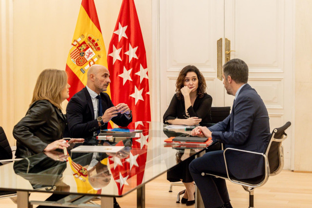 (2I-D) El portavoz del PSOE en la Asamblea de Madrid, Jesús Celada; la presidenta de la Comunidad de Madrid, Isabel Díaz Ayuso y el consejero de Presidencia de la Comunidad de Madrid, Miguel Ángel García Martín, durante una ronda de reuniones con los grup