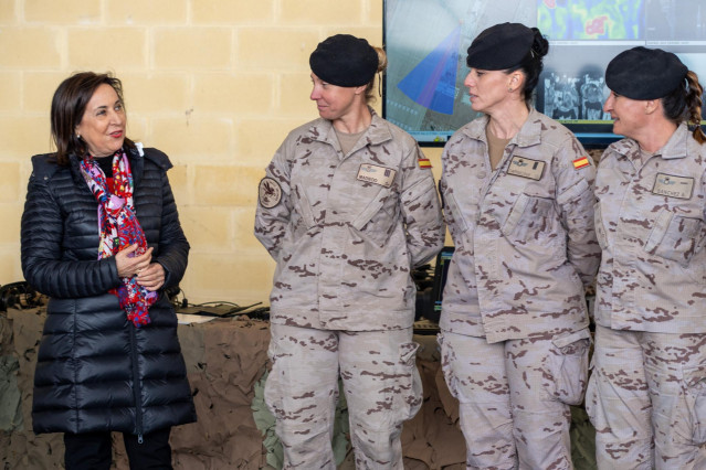Archivo - La ministra de Defensa, Margarita Robles conversa con mujeres militares.