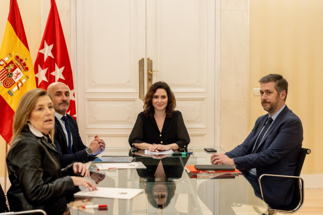 El portavoz del PSOE en la Asamblea de Madrid, Jesús Celada; la presidenta de la Comunidad de Madrid, Isabel Díaz Ayuso y el consejero de Presidencia, Miguel Ángel García Martín, durante una ronda de reuniones con los grupos parlamentarios en la Asamblea