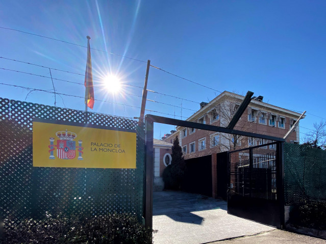 Archivo - Entrada al Palacio de la Moncloa, sede de la Presidencia del Gobierno de España, en Madrid (España) a 21 de febrero de 2020.