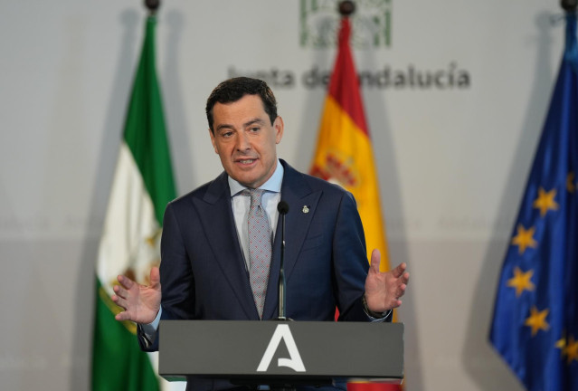 Archivo - El presidente de la Junta de Andalucía, Juanma Moreno interviene en el acto en el Palacio de San Telmo en una imagen de archivo
