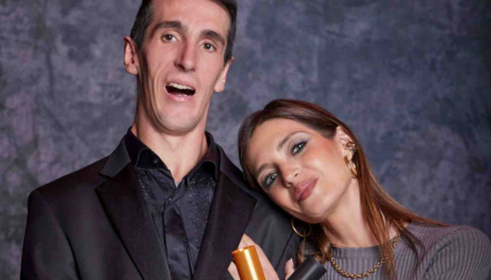 LexRocaposandoconSaraCarbonerotrasrecibirelpremio