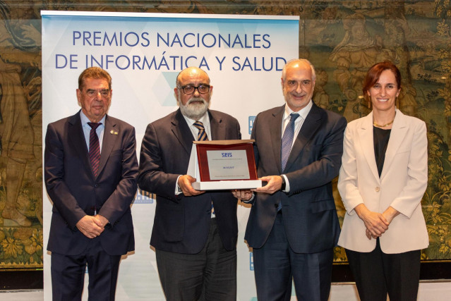 El director de Mercados y Verticales de Minsait, Juan Carlos Rodríguez Manzaneque, y el director de Sanidad de Minsait, Antonio Martos, han recogido el galardón en presencia de la ministra de Sanidad, Mónica García.