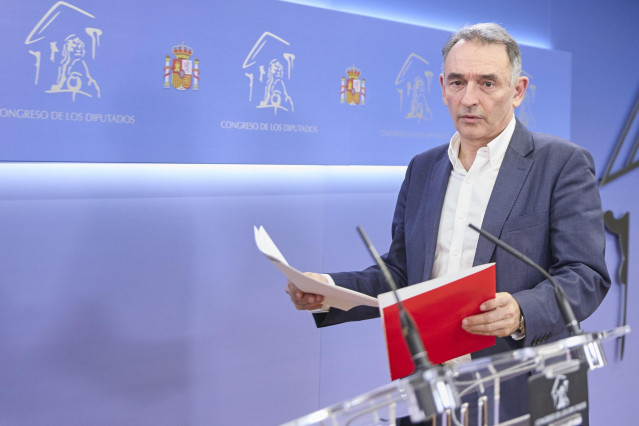 Archivo - El portavoz parlamentario de Izquierda Unida, Enrique Santiago, en una rueda de prensa en el Congreso