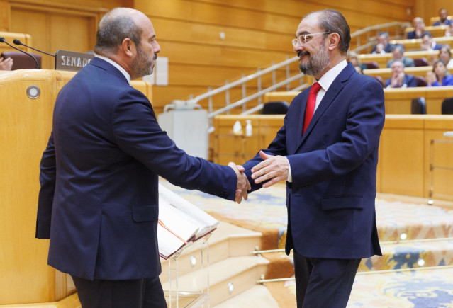 Archivo - El presidente del Senado, Pedro Rollán (i), y el expresidente de Aragón y secretario general del PSOE Aragón, Javier Lambán (d), durante una sesión plenaria, en el Hemiciclo del Senado, a 3 de octubre de 2023, en Madrid (España).