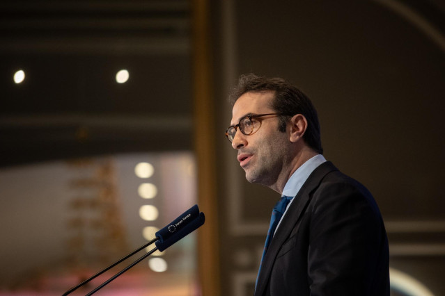 El ministro de Economía, Comercio y Empresa, Carlos Cuerpo, interviene durante un desayuno informativo organizado por Fórum Europa, en el Hotel Mandarin Oriental Ritz, a 29 de enero de 2025, en Madrid (España).