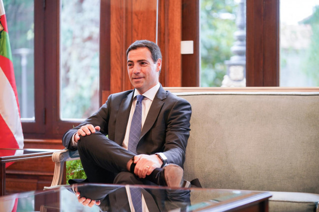 Archivo - El Lehendakari, Imanol Pradales, durante una reunión con el portavoz de la formación nacionalista en el Parlamento Vasco y el presidente del EBB del PNV, en el Palacio de Ajuria Enea, a 16 de julio de 2024, en Vitoria-Gasteiz, Álava, País Vasco