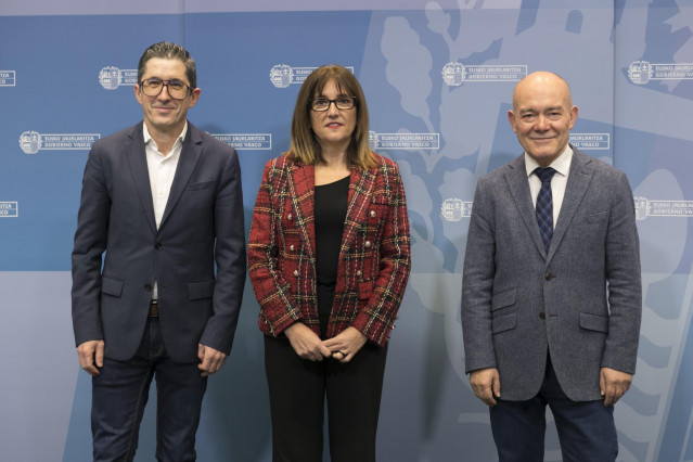 El consejero de Ciencia, Universidades e Innovación, Juan Ignacio Pérez Iglesias, y la consejera de Alimentación, Desarrollo Rural, Agricultura y Pesca, Amaia Barredo,  junto a Joxe Mari Aizega director de Basque Culinary Centre