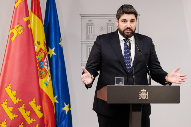 Archivo - El presidente de la Región de Murcia, Fernando López Miras, durante una rueda de prensa posterior a la reunión con el presidente del Gobierno, Pedro Sánchez, en el Complejo de La Moncloa, a 4 de octubre de 2024, en Madrid (España).