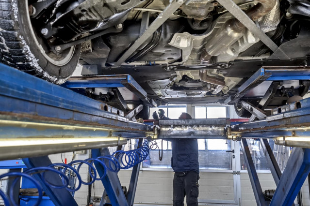 Archivo - Revisión de un coche en un taller