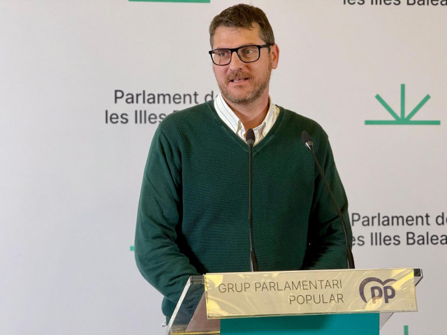 El portavoz del PP en el Parlament, Sebastià Sagreras, en rueda de prensa.