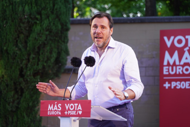 Archivo - El ministro de Transportes y Movilidad Sostenible, Óscar Puente, durante un mitin